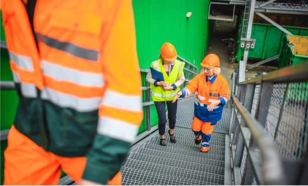 Medewerkers in werkkleding op een industriële locatie