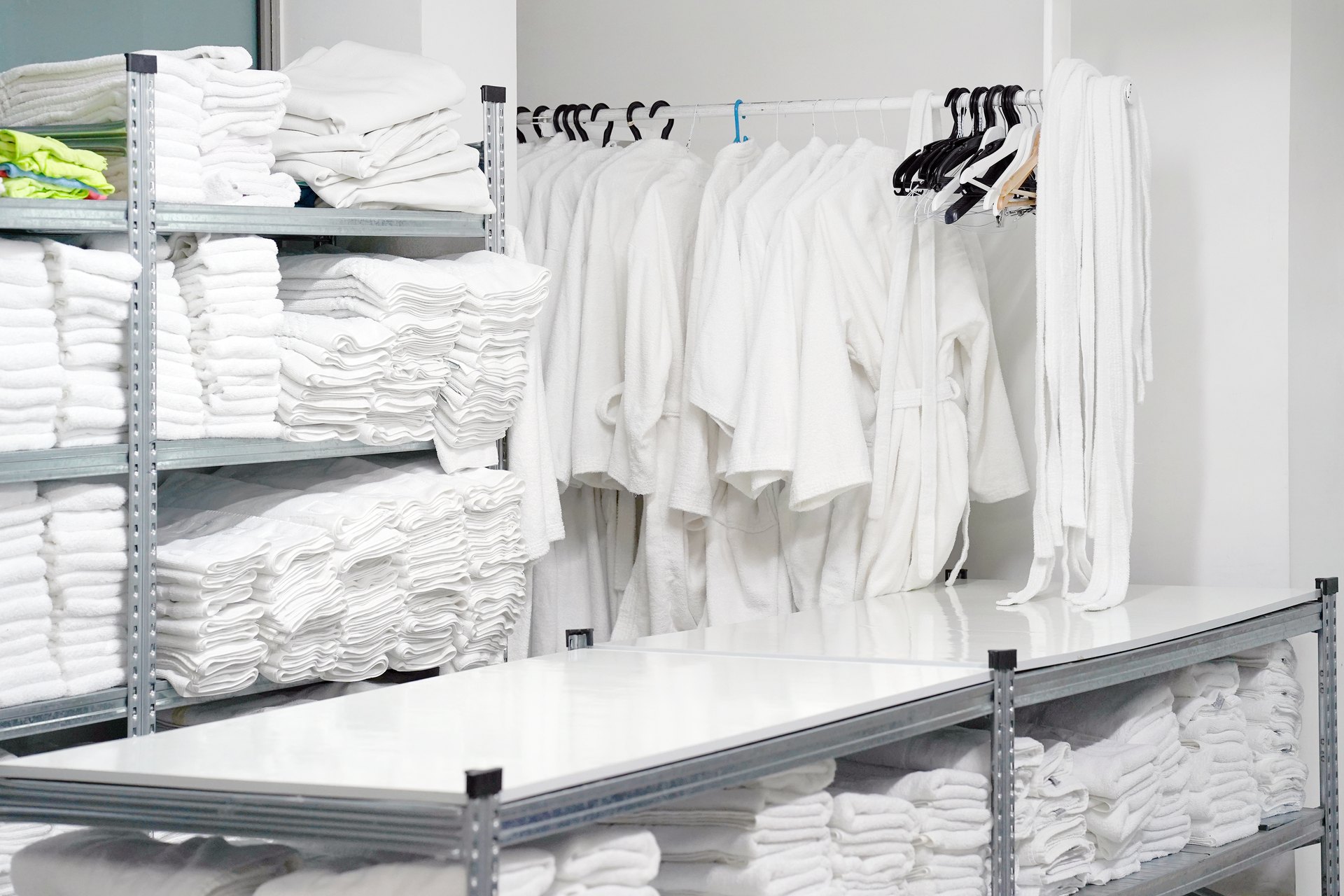 Werkkleding in een wasserij met UHF RFID registratie